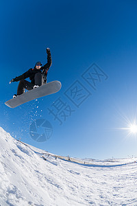 滑雪机跳过蓝天高山青少年男人骑术人心滑雪板娱乐滑雪者滑雪岩石图片