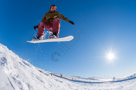 青少年滑雪滑雪机跳过蓝天天空速度单板滑雪骑术极限滑雪板假期人心岩石背景