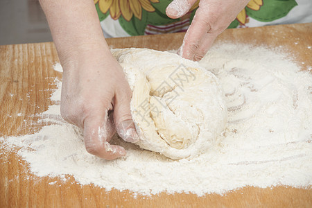 女性的手在准备新鲜酵母面团烹饪烘烤女士厨房面包师厨师馅饼面包美食手工图片