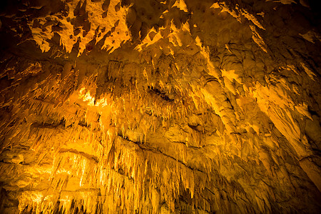 陀螺洞洞中的静脉钟乳石勘探岩石地面洞穴学石头地质洞穴石灰石地质学图片