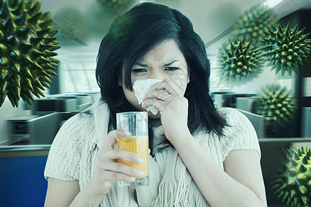 女人在打喷嚏时 握着一杯橙汁的复合图像桌子头发窗户果汁疾病长发单元物质沙发感染图片