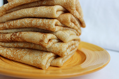 盘子上的黄油煎饼是古代斯拉夫嘉年华庆典的象征食物异教徒欢乐蛋糕民间节日风俗黄油饶恕耳光图片