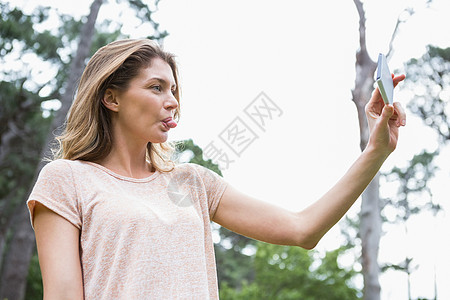 妇女自拍冒险娱乐电话风景女性活动环境树木摄影农村图片