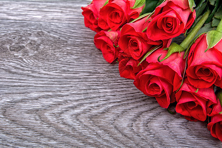 红玫瑰在木木背景上木板红色女士绿色玫瑰假期婚礼棕色空白礼物图片