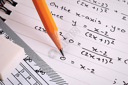 数学 等式特写 家庭工作 解决数学问题物理数字铅笔绘画解决方案公式方程式孩子孩子们秘书图片