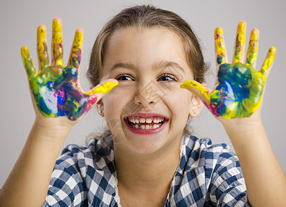 手持油漆的小女孩教育孩子们女孩乐趣儿童微笑情感艺术画家快乐图片