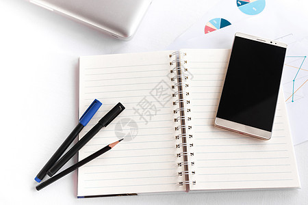带铅笔笔笔记本电脑和智能手机概念的空白笔记本木工备忘录建造办公室材料桌子教育床单电话木头图片