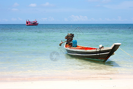 船在海滩上工艺旅行海浪天空海景蓝色热带地平线运输木头图片