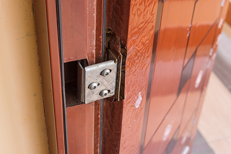 金属锁破旧的门被锁着 有便宜的背景