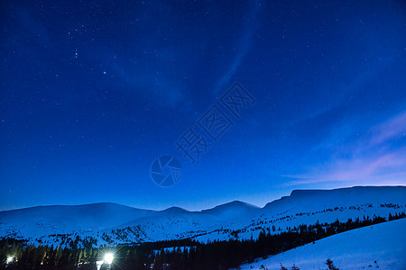 在山中深夜图片