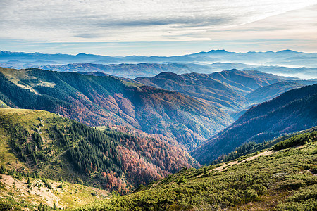 绿山和青山场地场景太阳国家风景环境爬坡岩石旅游山脉图片