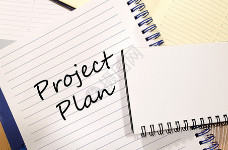 在笔记本上写项目计划资源日程风险监控方法程序战略方案智力解决方案图片