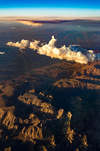 飞机上山岳的外观季节阴霾高度顶峰岩石农业农村世界旅行天空图片
