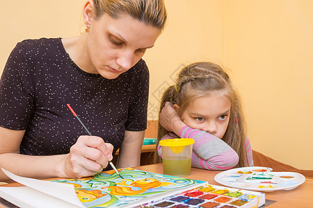 女艺术家画纸的颜色 贴在小女孩旁边 一副无聊的表情图片