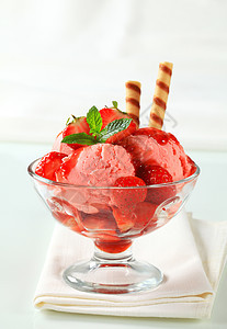 草莓冰淇淋圣代水果酸奶白色玻璃甜点餐巾配料粉色食物冰冻图片