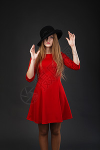 穿着红裙子和黑帽子的女孩金发女郎隐藏裙子帽子快乐毛毡女性工作室青少年长发图片