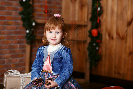 圣诞装饰中可爱小女孩的肖像孩子夹克女性礼物女孩牛仔布金发女郎头发发型婴儿图片