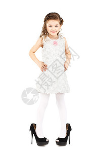 穿着大母亲鞋的小女孩 在白色背面被孤立图片