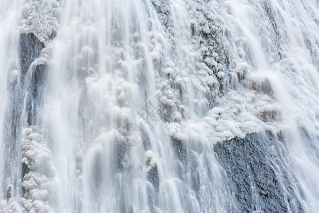 福罗达瀑布的雪白色场景绿色植物岩石瀑布飞溅叶子流动图片