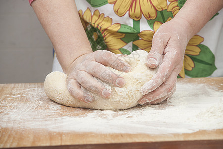 妇女手准备新鲜的酵母面团女士木头面包师美食面包馅饼桌子乡村木板糕点图片