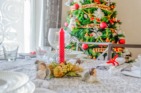红色和白色圣诞餐桌设置的不集中的背景背景房间酒杯玻璃食物环境用餐盘子餐厅刀具桌子图片