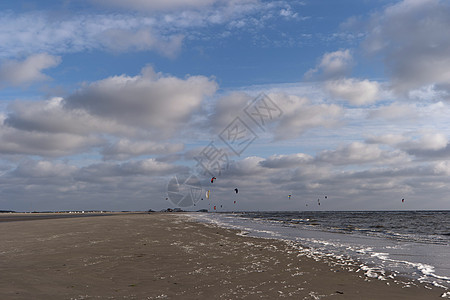 德国圣彼得教文中的Kitesurfer海滩运动航行旅游冲浪运动员洪水风帆风筝冲浪者背景图片