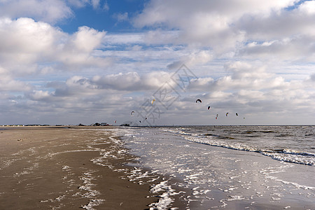 德国圣彼得教文中的Kitesurfer波浪冲浪者航行海滩运动洪水行动运动员旅游冲浪背景图片