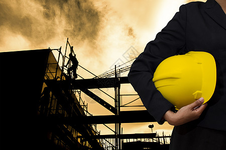 持有黄头盔的工程师商业货物人士城市工作承包商商务塑料建设者契约图片