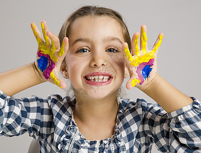 手持油漆的小女孩学校快乐女孩教育创造力女学生乐趣童年孩子们微笑图片