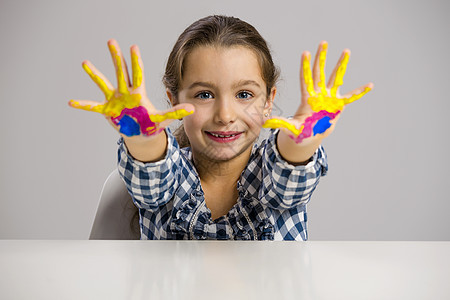 手持油漆的小女孩学校手指快乐儿童创造力教育童年女学生乐趣微笑图片