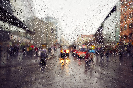 车 路城里的雨背景