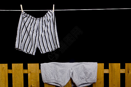 男内裤和女内裤男士白色套装内衣洗衣店女裤栅栏绳索夹子棉布图片
