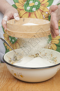妇女手在烤馅饼前准备面粉厨师木板滚动桌子小麦木头美食烹饪女士手工图片