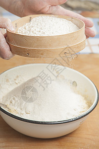 妇女手在烤馅饼前准备面粉厨师木头烘烤桌子女士木板烹饪滚动面包师糕点图片
