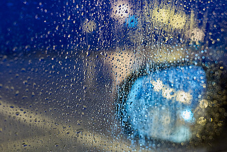 车窗上的雨模糊图片