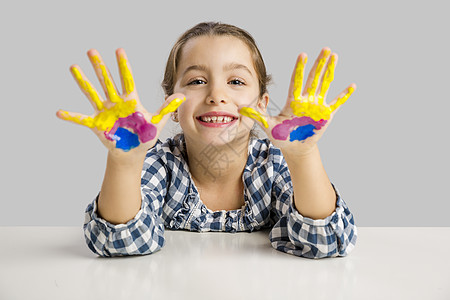 手持油漆的小女孩情感孩子们童年手指画家女孩创造力艺术快乐女学生图片