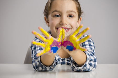 手持油漆的小女孩女孩乐趣微笑童年孩子们画家女学生儿童手指快乐图片