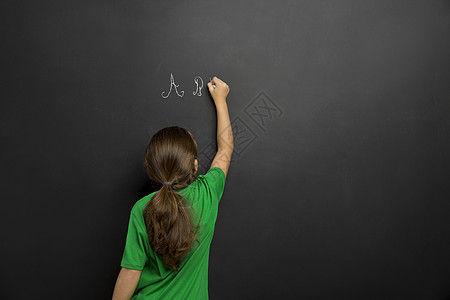 女孩在黑板上写字绘画班级童年教育女性木板粉笔快乐儿童学习图片