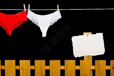 女人的裤子挂在绳子上黑色女仆白色衣服洗衣店衣绳夹子衣夹绳索女裤图片