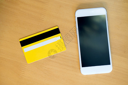桌面上有智能手机的信用卡 从上到下查看图片