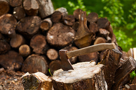 原木和木柴的旧斧头工作森林树桩木头刀具木工人工具日志木材金属图片