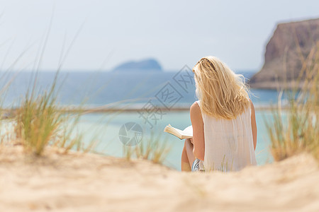 女人看书 享受海滩上的阳光头发沙丘女士旅行太阳冥想生活自由女孩幸福图片