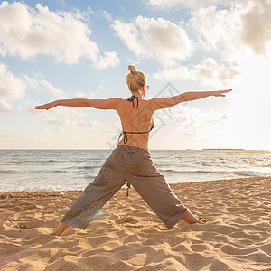 日落时在海边做瑜伽的女人支撑运动女士成人女孩女性天空训练饮食太阳图片