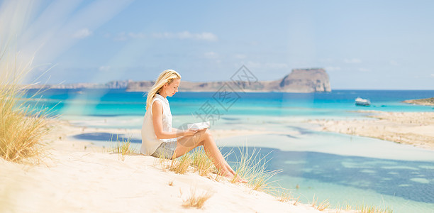 女人看书 享受海滩上的阳光幸福阅读牛仔裤女士女孩生活太阳喜悦冥想假期图片