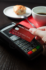 在餐厅使用带有NFC技术的付款终端的男子中心交易近场顾客男人银行机器羊角收费通信图片