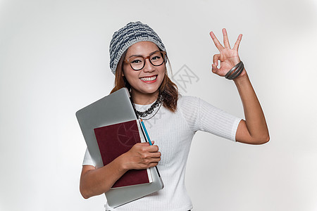 亚洲女人在快乐的心情中微笑幸福享受女性女孩眼镜希望美丽自由帽子通讯员图片