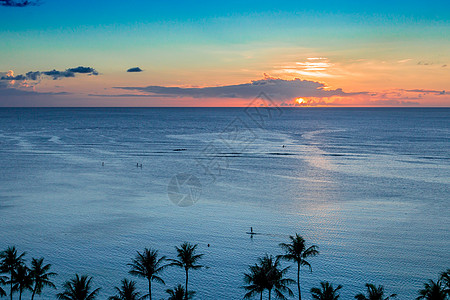 棕榈日落蓝色波浪天空太阳桨板橙子海洋红色热带图片