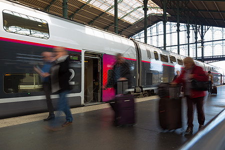 进出火车站平台的旅客 请前往火车站通勤者地面铁路人群旅行团体商业速度乘客运输图片