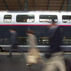 进出火车站平台的旅客 请前往火车站生活手提箱民众铁路人群旅行男性行李乘客地面图片