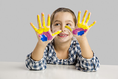手持油漆的小女孩情感女学生乐趣孩子们童年艺术幼儿园创造力微笑手指图片